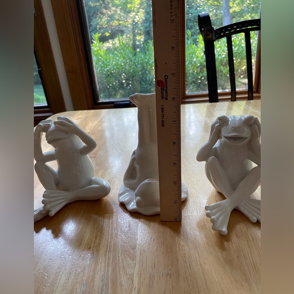 Three resin frog figurines two white similar, third frog legs up different cream - Picture 12 of 15